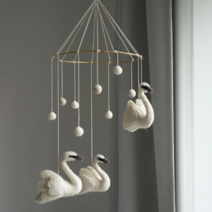 Móvil de cisnes gris