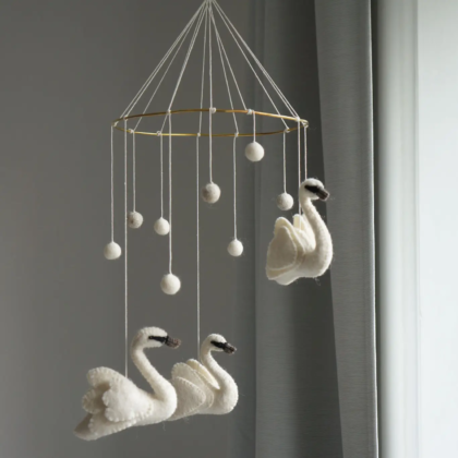 Móvil de cisnes gris