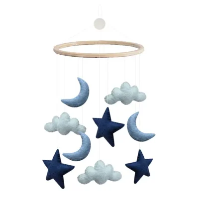 Móvil azul de estrellas, lunas y nubes