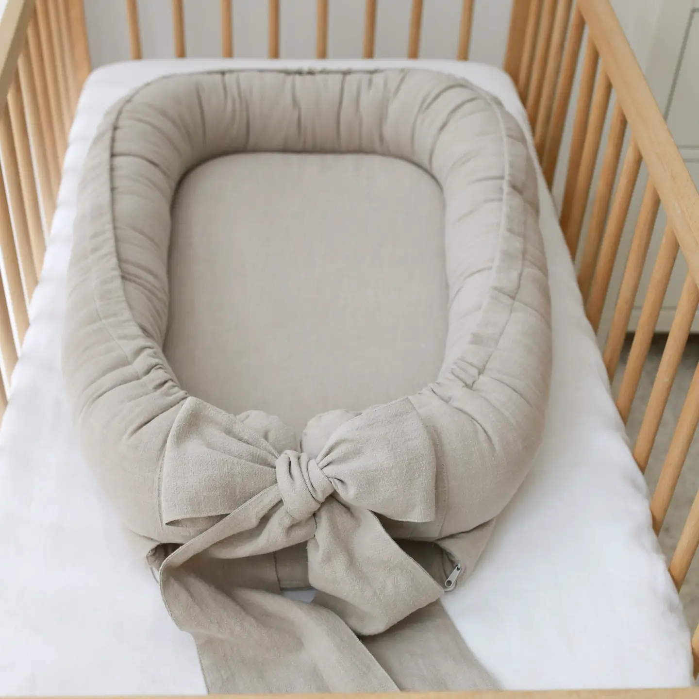 Cuna portátil de lino con lazo - Imagen 2