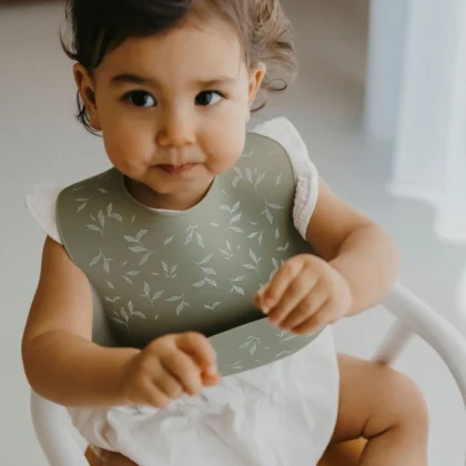 Babero de silicona ajustable con bolsillo para alimentos Hojas