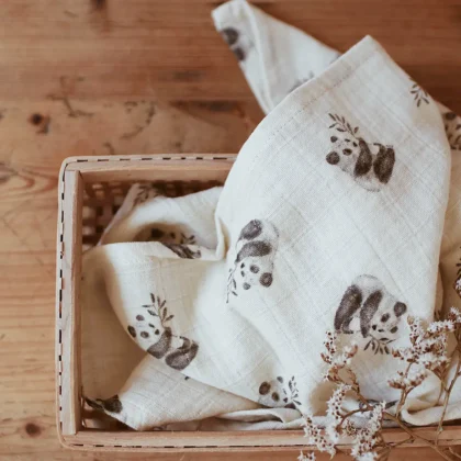 Manta de muselina Bianca con estampado de panda natural