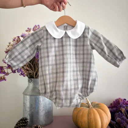 Gris Acolchado a Cuadros Cuello Peter Pan