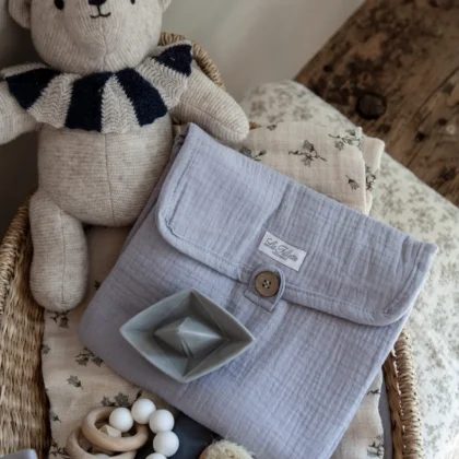 Cambiador portátil de tela orgánica en gris claro