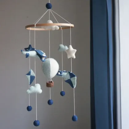 Móvil de globo aerostático/avión/cometa en azul oscuro