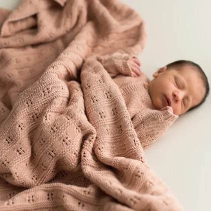 Manta de bebé calada rosa