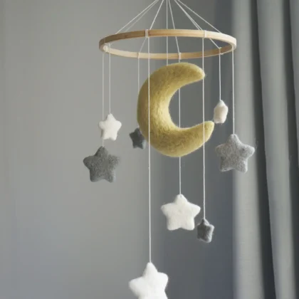 Móvil con luna amarilla y estrellas