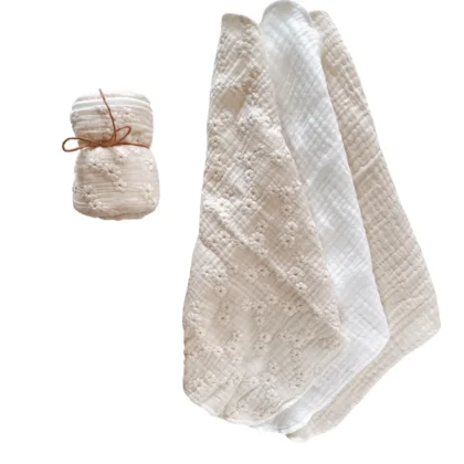 Set de 3 paños de muselina bordados en color crudo