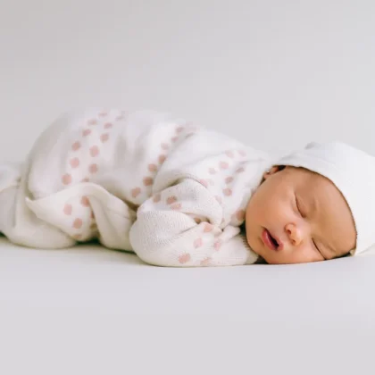 Paquete para recién nacidos con puntos rosas
