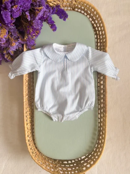 Mono con rayas azules y cuello Peter Pan