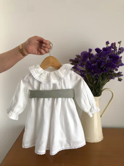 Vestido de lino con cinturón de lazo