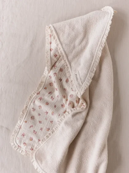 Toalla con capucha para bebé, estampado floral en color crudo y encaje